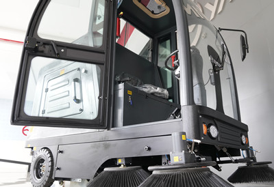 駕駛式掃地機(jī)